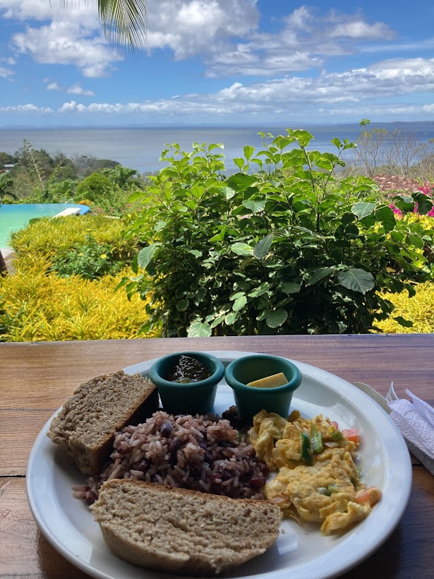 De bons petits déjeuners typiques : gallo pinto (riz+haricots) avec œufs brouillés